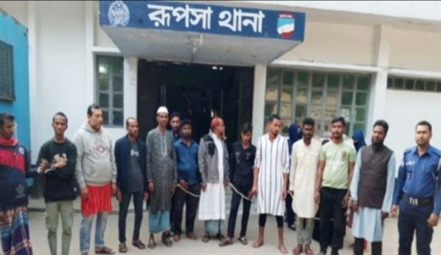 রূপসায় এজাহারভুক্ত আসামি ছিনিয়ে নিতে ৮ পুলিশের উপর হামলা. ১২ জন গ্রেফতার