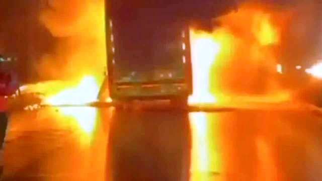 যাত্রীবাহী বাসে ভয়াবহ আগুন, নিহত ১১