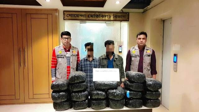 ৩৮ কেজি গাঁজা ও কাভার্ড ভ্যানসহ দুই মাদক কারবারিকে গ্রেফতার করেছে ডিবি