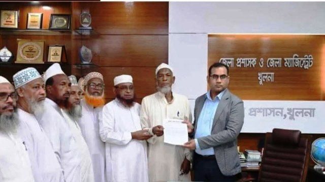 খুলনায় জিয়া হল প্রাঙ্গণে মেলার আয়োজন বন্ধের জন্য জেলা প্রশাসকের কাছে স্মারকলিপি
