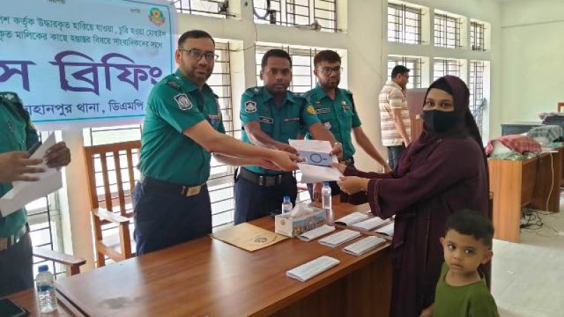 হারিয়ে যাওয়া ৩৩টি মোবাইল ফোন উদ্ধার করে প্রকৃত মালিকদেরকে বুঝিয়ে দিলো শাহজাহানপুর থানা পুলিশ