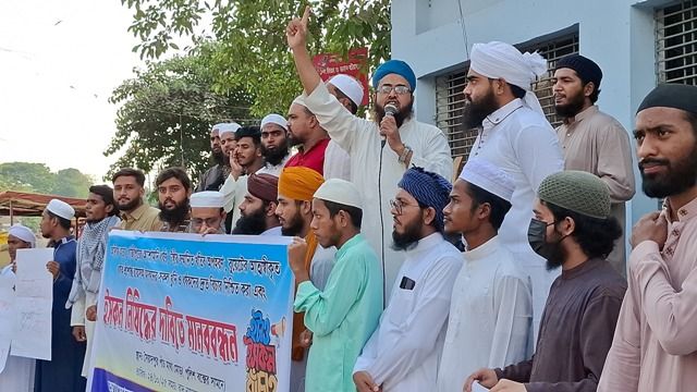 সৈয়দপুরে ইসকন নিষিদ্ধের দাবিতে আলেমদের মানববন্ধন,বিক্ষোভ