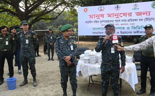 আগুনে ক্ষতিগ্রস্ত ও বিপর্যস্ত কড়াইলবাসীর জন্য জরুরি মানবিক সেবাকেন্দ্র চালু করল আনসার–ভিডিপি