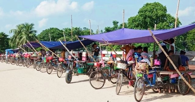 আত্রাইয়ে বয়তুল্লাহ সেতুতে অবৈধ ভ্যান পার্কিং: দুর্ঘটনার আশঙ্কা
