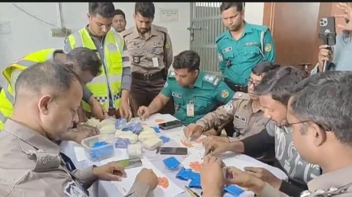 খুলনার কৈয়া বাজার সংলগ্ন এলাকা থেকে বিপুল পরিমাণ মাদকসহ কারবারি মিলন মাল আটক