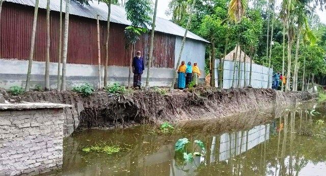 উলিপুরে বসত ঘর ঘেঁষে গভীর গর্ত খননের অভিযোগ