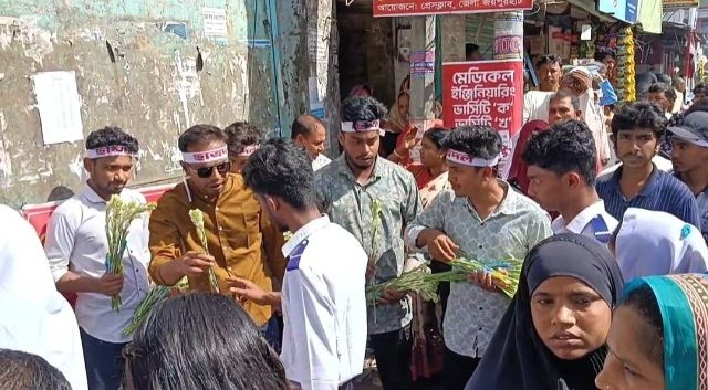 এইচএসসি পরীক্ষার্থীদের শুভেচ্ছা জানিয়ে কলম ও ফুল বিতরণ করলো জয়পুরহাট শহর ছাত্রদল নেতা শুভ