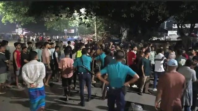 মধ্যরাতে ঢাবি ও ঢাকা কলেজের শিক্ষার্থীদের সংঘর্ষ, থমথমে পরিস্থিতি