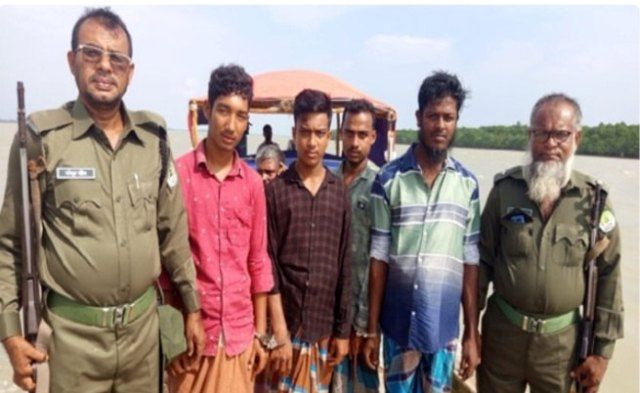 পূর্ব সুন্দরবনের অভয়রণ্যে পাস বিহীন মাছ ধরার অপরাধে ট্রলারসহ ৬ জনকে গ্রেফতার করেছে