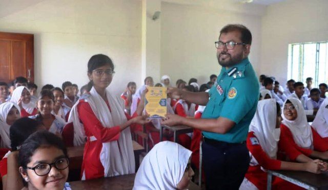 খুলনায় নিরাপদে রাস্তা ব্যবহারের নিয়ম কানুন সম্পর্কে ছাত্র-ছাত্রীদেরকে অবহিতকরণ কর্মসূচি