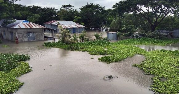 মেঘনায় ৬ জেলেসহ মাছ ধরার ট্রলারডুবি ॥ নিম্নঅঞ্চল ৩ থেকে ৪ ফুট পানিতে প্লাবিত