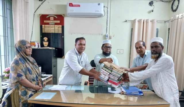 সাতক্ষীরার ১২টি মাধ্যমিক বিদ্যালয়ে লাইব্রেরি উন্নয়নে বই বিতরণ