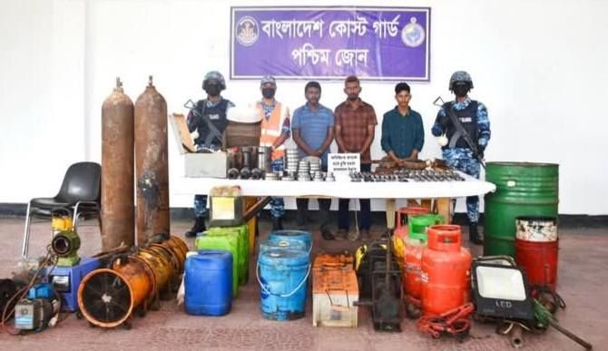 মোংলায় কোস্ট গার্ডের অভিযানে জাহাজ হতে ডাকাতি হওয়া মালামাল উদ্ধারসহ ডাকাত আটক