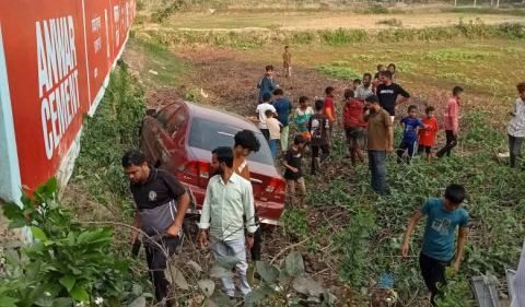 রাজাপুরে নৌ কর্মকর্তা’র প্রাইভেট কার খাদে, দেড় বছরের শিশু নিহত
