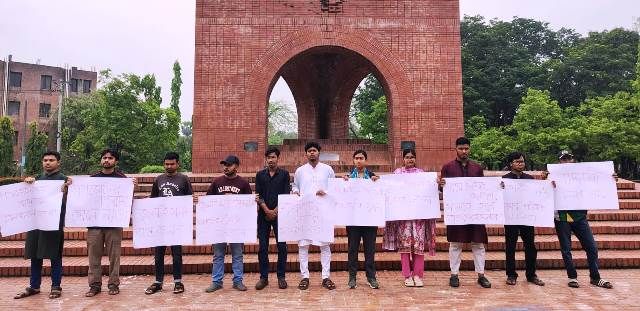 গণভোটের রায় ও জুলাই সনদ বাস্তবায়নের দাবিতে জাবিতে ছাত্রশক্তির মানববন্ধন