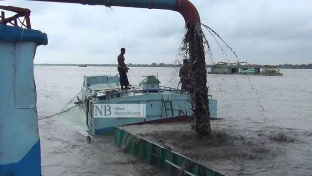 মানিকগঞ্জে জাতীয় গ্রিডের নিচে বেপরোয়া বালু লুট: শিবালয়ে ফের সক্রিয় মাফিয়া চক্র