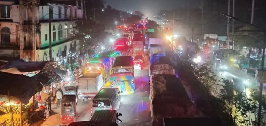 ঢাকা-টাঙ্গাইল চন্দ্রার মোড়ে প্রায় ১০ কিলোমিটার যানজট সৃষ্টি