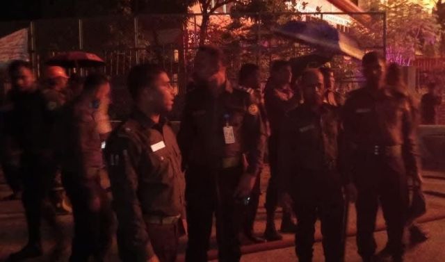 *চট্টগ্রাম ইপিজেড এর আগুন নিয়ন্ত্রণে কাজ করছে ১০০ জন আনসার সদস্য *