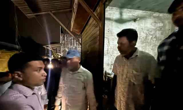 ক্রেতা সেজে অভিযানে ওসি, অবৈধ তেল মজুদে ব্যবসায়ীকে জরিমানা