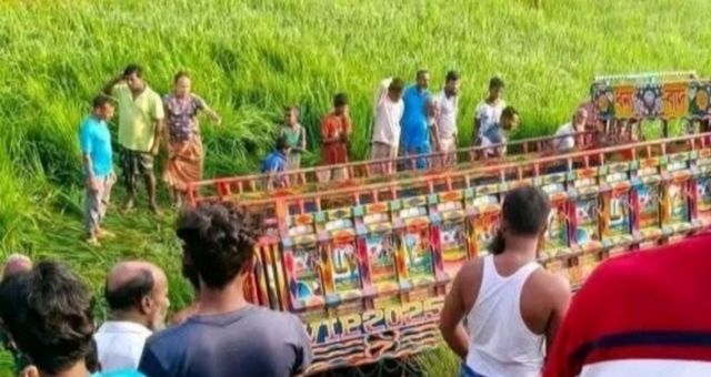 নওগাঁর ধামইরহাটে গরুবোঝাই ভুটভুটি উল্টো দুই ব্যাপারী নিহত : আহত সাতজন