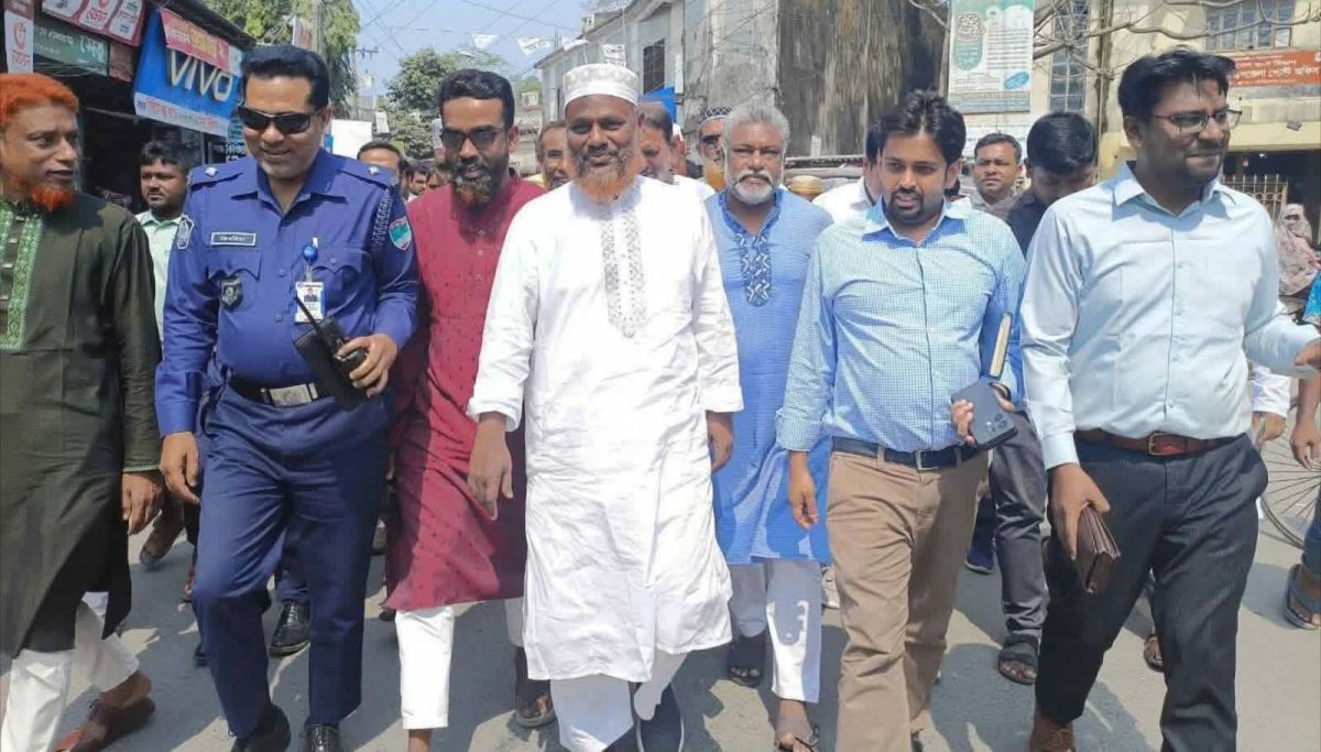 খুলনার পাইকগাছা পৌরসভা বাজার পরিদর্শন ও মশক নিধন কর্মসূচির উদ্বোধন করেন