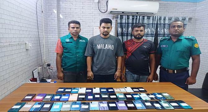 অর্ধশত চোরাই মোবাইল ফোন উদ্ধারসহ চক্রের দুই সদস্য গ্রেফতার