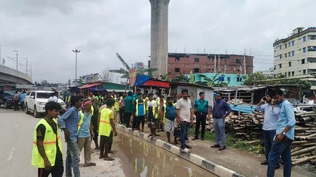 মাইলস্টোন এলাকায় অনৈতিক মুল্যে পণ্য বিক্রয় ও অবৈধ স্থাপনা উচ্ছেদে মোবাইল কোর্ট পরিচালনা করেছে ডিএনসিসি