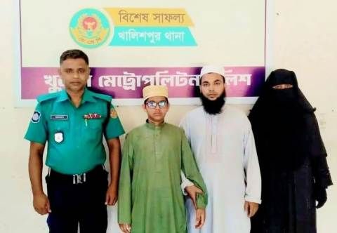 কুষ্টিয়ায় উদ্ধার হওয়া নিখোঁজ শিশু খুলনায় পরিবারের কাছে হস্তান্তর