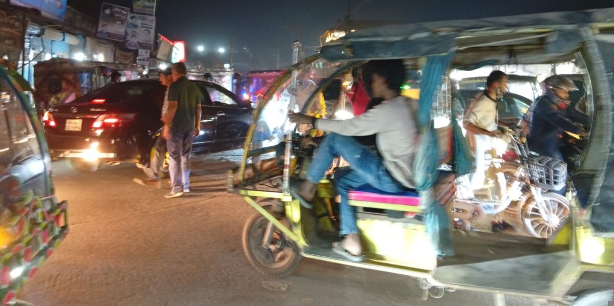 সাভারের আক্রাইন চৌরাস্তার মোড়ে বেপরোয়া অটো রিকশার জ্যাম ও দুর্ঘটনার কারণ