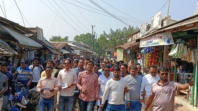 তালায়  হাবিবের পক্ষে যুবদল–স্বেচ্ছাসেবক দল–ছাত্রদলের লিফলেট বিতরণ