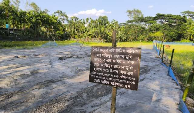 ঝালকাঠির গাবখানে ভুমি দস্যুদের হাত ˆপত্রিক সম্পত্তি রক্ষার দাবিতে সংবাদ সম্মেলন করেছেন ভুক্তভোগী এক নারী