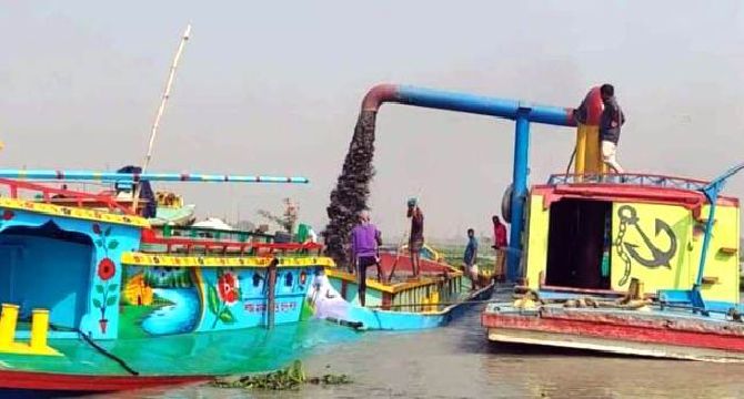 দৌলতপুরে যমুনায় ফের অবৈধ বালু উত্তোলন: হুমকির মুখে হাজারো বসতভিটা,প্রশাসনের নীরবতায় জনমনে ক্ষোভ