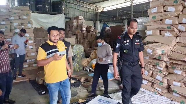 ঢাকার কেরাণীগঞ্জ ও কদমতলী  এলাকায় র‌্যাবের ভ্রাম্যমান আদালত কর্তৃক ৩ জন’কে ৬ লক্ষ টাকা জরিমানা