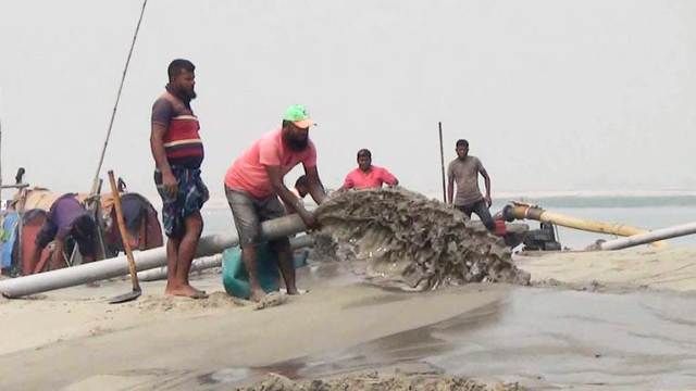 অবৈধ বালু উত্তোলন প্রশাসনের নিষ্ক্রিয়তায় ঝুঁকিতে রাষ্ট্রীয় অবকাঠামো ও জনবসতি