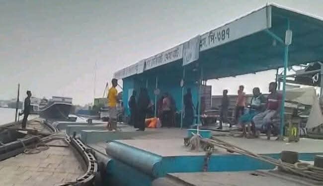 খুলনার রুপসা খেয়াঘাট থেকে প্রতিদিন হাজার হাজার মানুষের পারাপার চলছে সীমাহীন লুটপাট