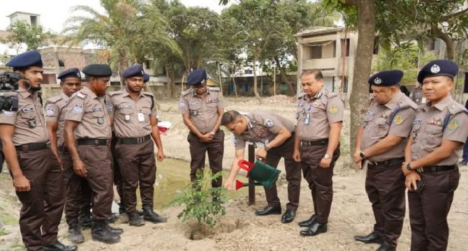 খুলনার রূপসা পুলিশ ফাঁড়ি পুলিশের আবাসিক অবস্থিত বাংলো সংস্কার ও সৌন্দর্যবর্ধন কাজ পরিদর্শন