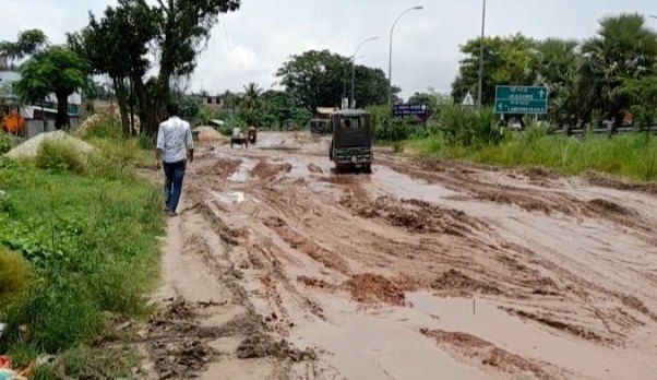 খুলনার রূপসা ব্রিজের বাইপাস সড়কের বেহাল অবস্থা ঠিকাদার সংস্কারের কাজ বন্ধ রেখেছে