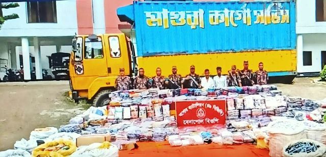 বেনাপোলে বিজিবি’র অভিযানে বিপুল পরিমানের চোরাচালানী পণ্যসহ কার্গো ট্রাক জব্দ