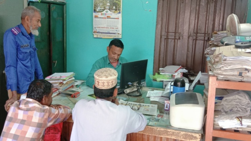সাপাহারে ইউপির সেবা প্রদানে বিরামহীনভাবে কাজ করছেন প্রশাসনিক কর্মকর্তা মহিদুল হক