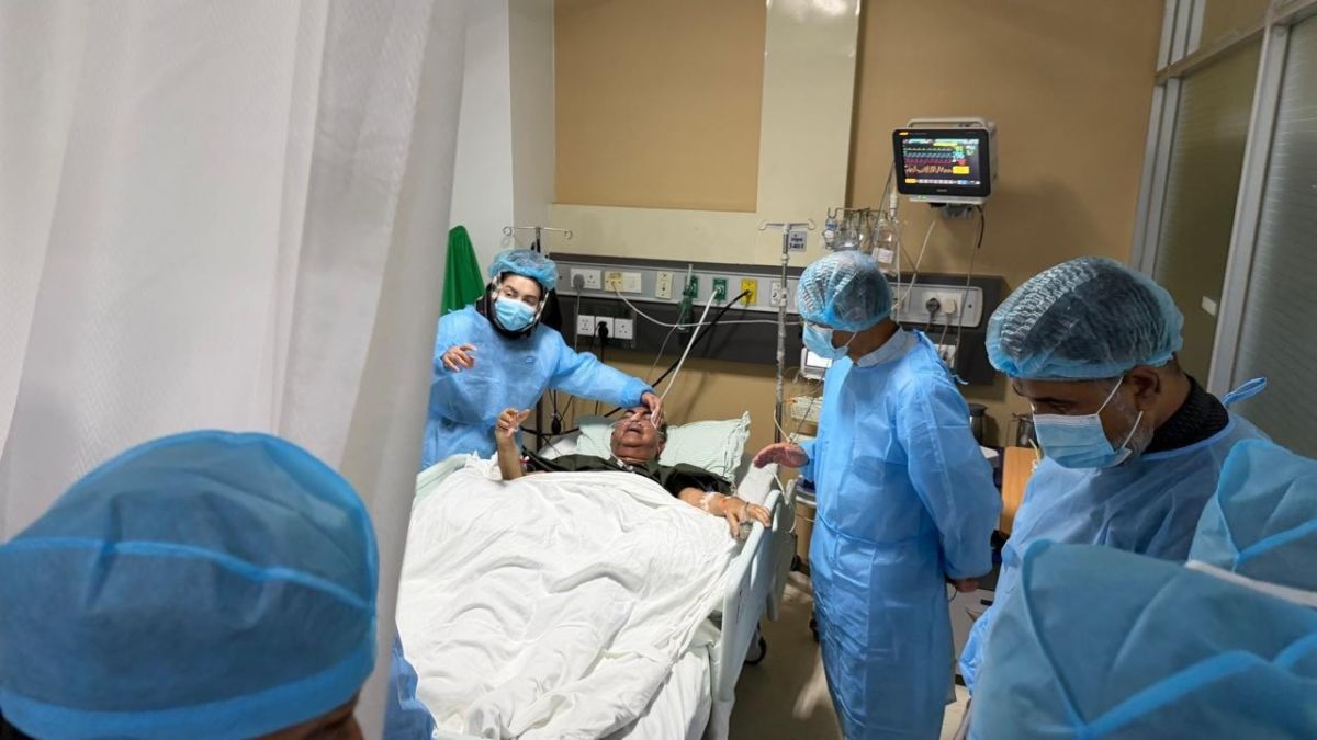 মির্জা আব্বাসকে দেখতে এভারকেয়ারে প্রধানমন্ত্রী