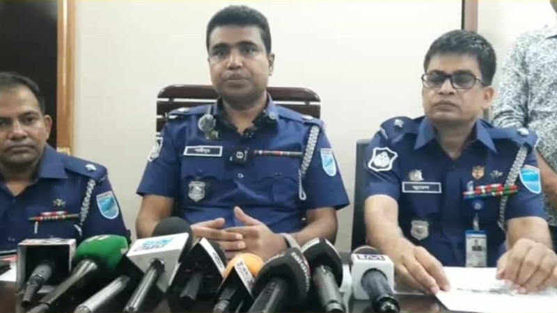 সাভারে পৃথক অভিযানে মাদক ও অস্ত্রসহ ৪ জনকে গ্রেপ্তার করেছে সাভার মডেল থানা পুলিশ