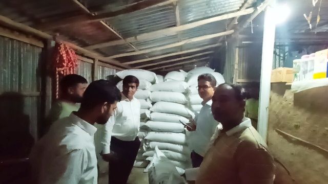 সুন্দরগঞ্জে খুচরা ব্যবসায়ীর ঘর থেকে ১৩৩ মজুদ বস্তা টিএসপি সার উদ্ধার