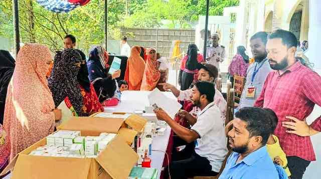 টাকা নয়, সেবা চাই,স্বাস্থ্যসেবা পৌঁছালো দুয়ারে রূপগঞ্জে ৮ শতাধিক অসহায় মানুষ পেলেন বিনামূল্যে চিকিৎসা