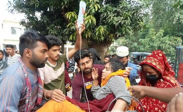 মাগুরায় ভূমিকম্প আতঙ্কে  অসুস্থ শতাধিক গার্মেস্টস কর্মী
