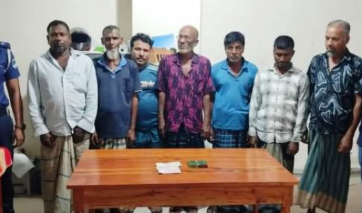 মংলায় বিশেষ অভিযানে জুয়ার আসর থেকে ৭ জুয়ারীকে গ্রেফতার
