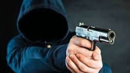 খুলনার লবণচরা মোক্তার হোসেন সড়ক এলাকায় অটো রাইস মিলের ফোরম্যানের বাড়িতে গুলি