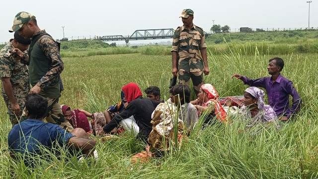 সাপাহার সীমান্তে পুশইনে ব্যর্থ হয়ে ১৭ জনকে ফিরিয়ে নিল বিএসএফ! শক্ত অবস্থানে বিজিবি