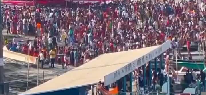 আরিচা-কাজিরহাট নৌ-রুটে অতিরিক্ত যাত্রীর চাপ, দুর্ঘটনার আশঙ্কা