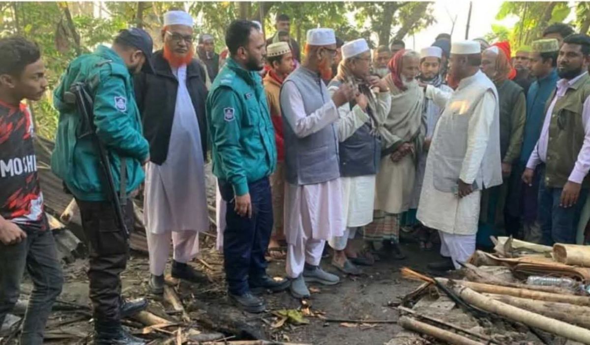খুলনা-৫ আসনের ফুলতলা উপজেলায় জামায়াত নেতার বাড়িতে আগুনের অভিযোগ