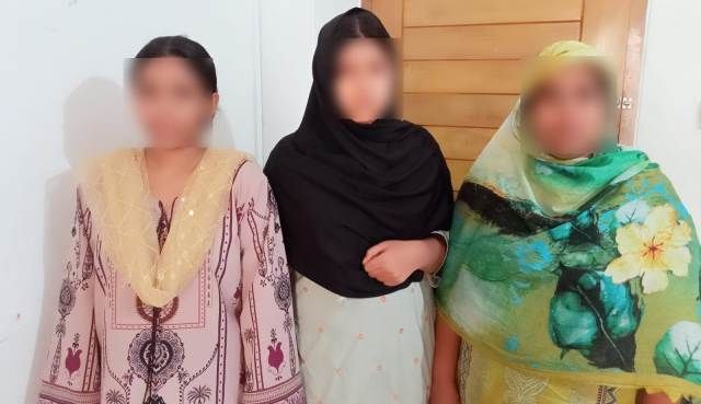 রাজধানীতে বাসা ভাড়া নেওয়ার কথা বলে দামি মোবাইল ফোন চুরি: সংঘবদ্ধ চোর চক্রের তিন নারী সদস্য গ্রেফতার